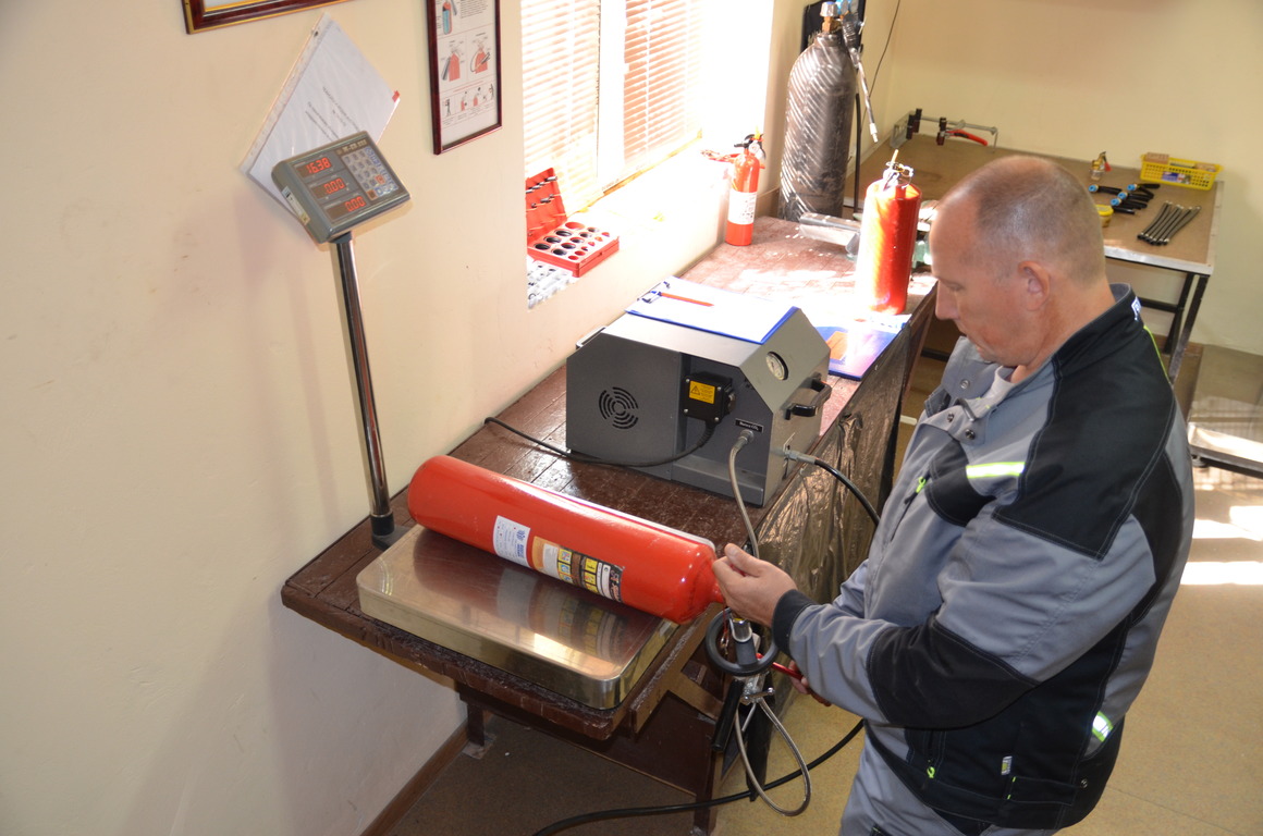 Проверка, зарядка и техобслуживание огнетушителей на сервисной базе 
