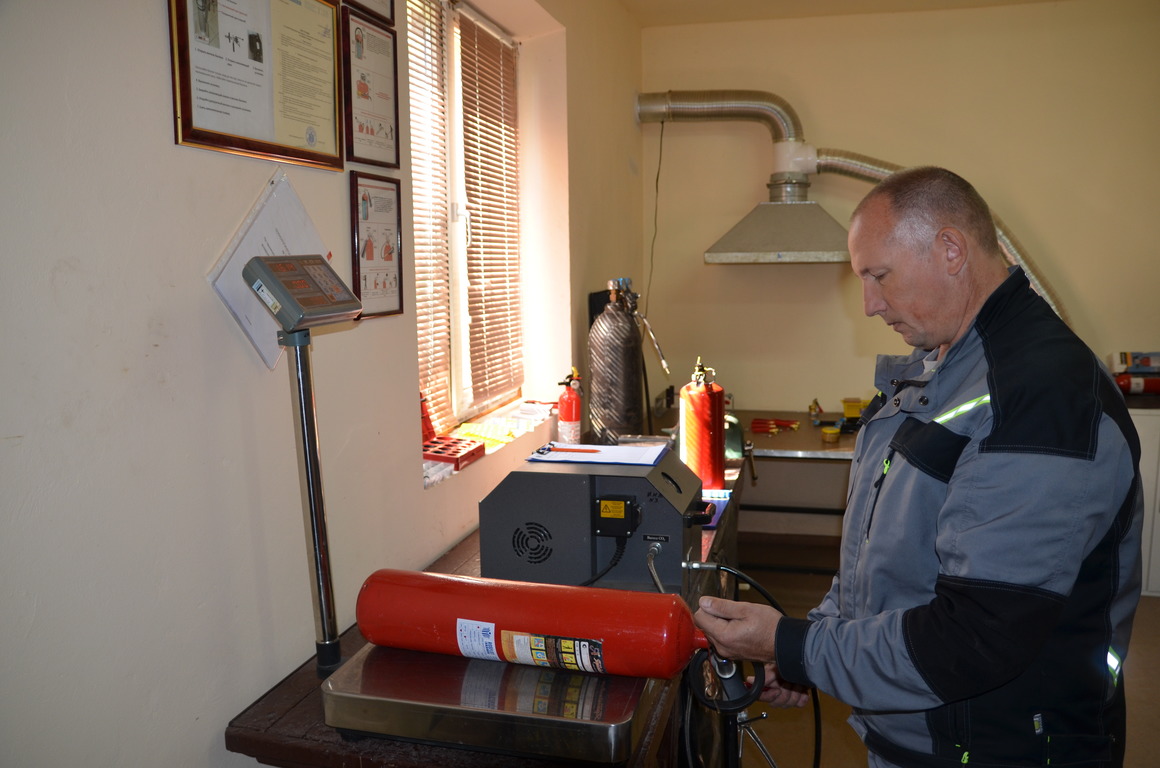 Проверка, зарядка и техобслуживание огнетушителей на сервисной базе 