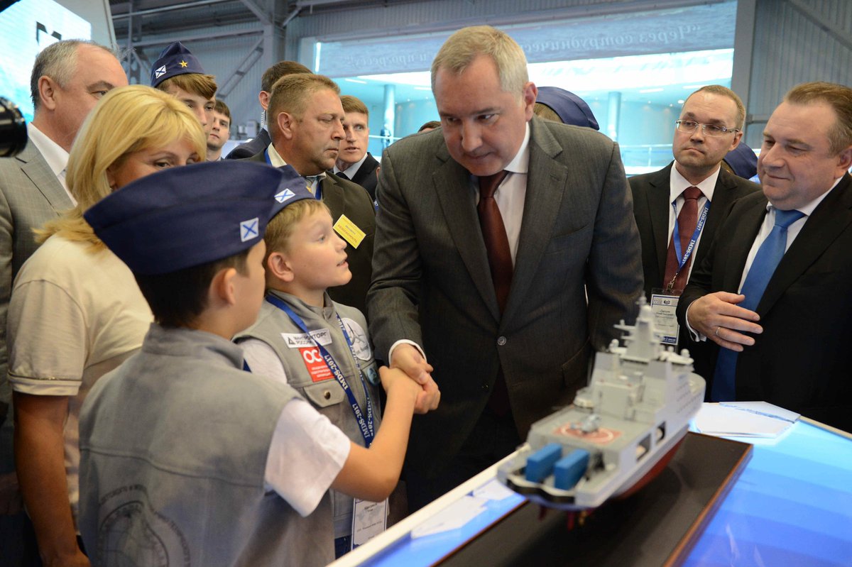 Через сотрудничество - к миру и прогрессу. Международный военно-морской салон 2017 проходит в Санкт-Петербурге.