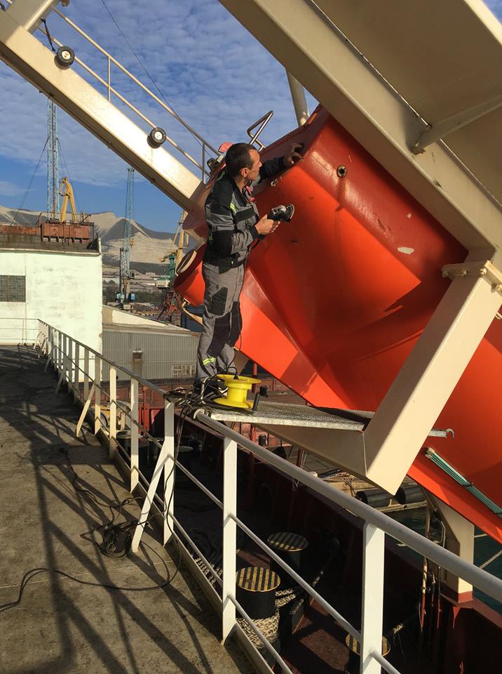 Ремонт корпуса спасательной шлюпки свободного падения в порту Новороссийск